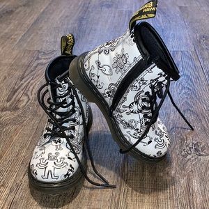 Kids boots! Dr martens white graphic kids boots